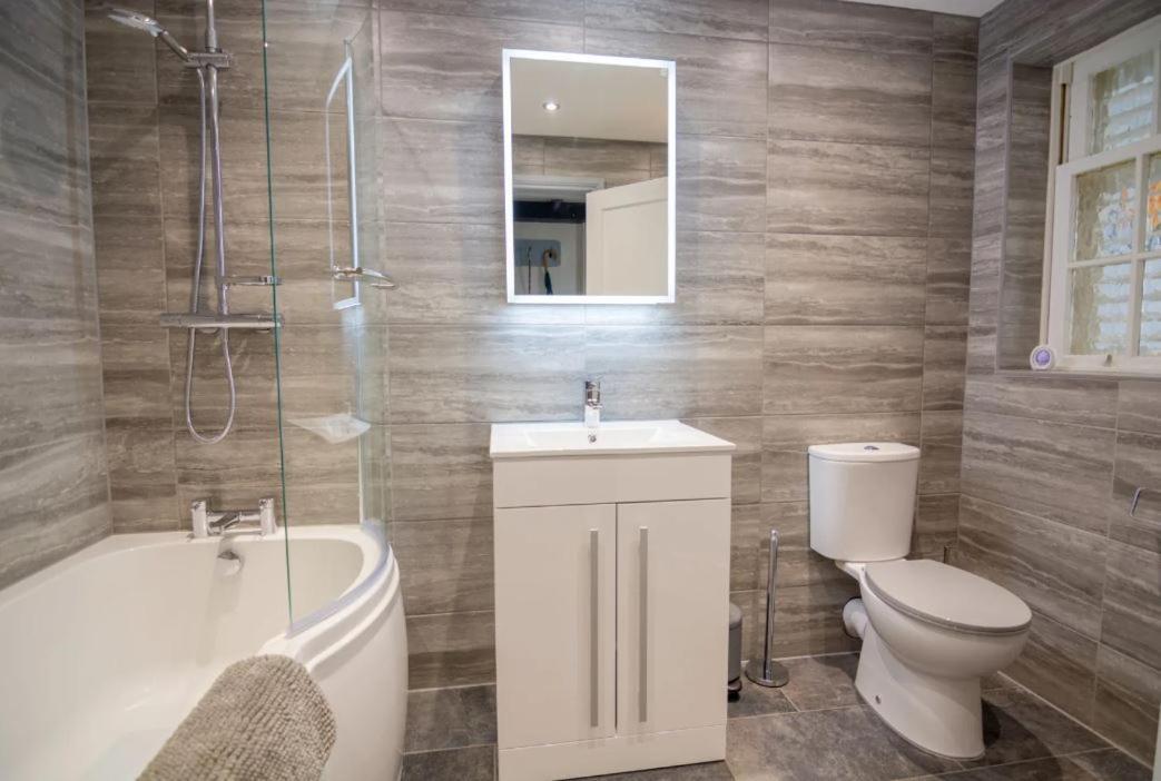 Staines-upon-Thames A Bright And Spacious Gem מראה חיצוני תמונה