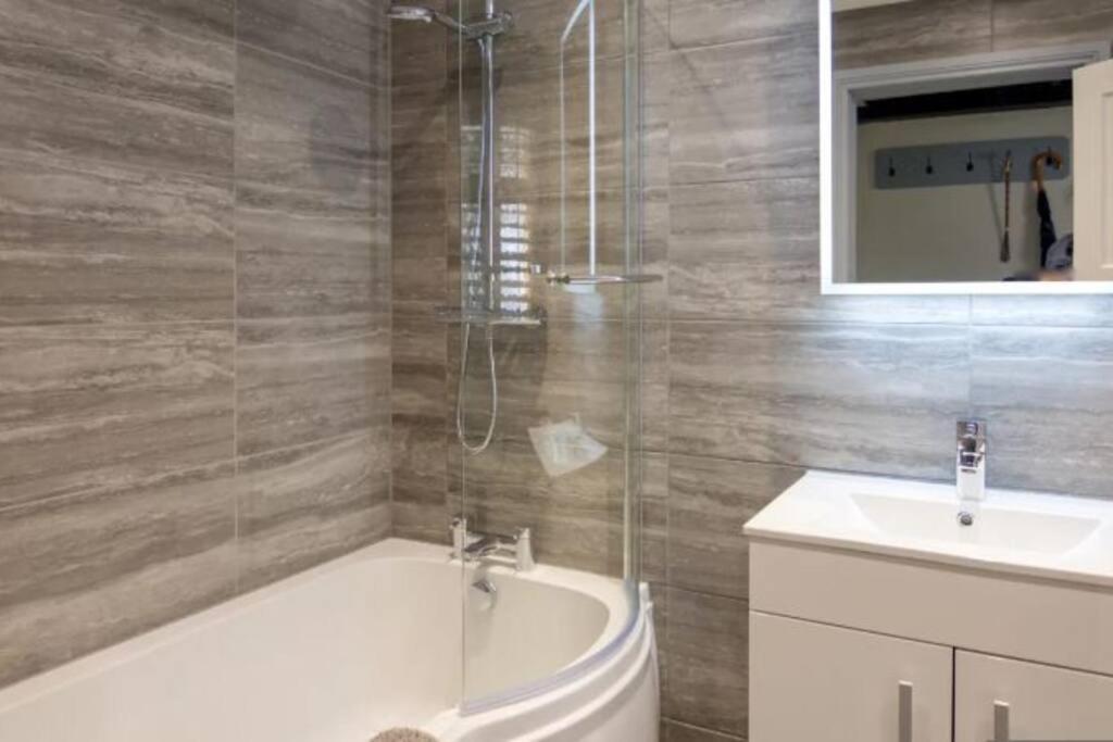 Staines-upon-Thames A Bright And Spacious Gem מראה חיצוני תמונה
